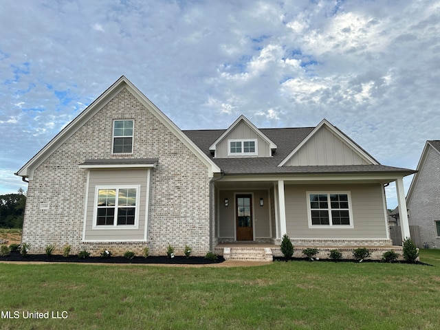 craftsman house featuring a front yard