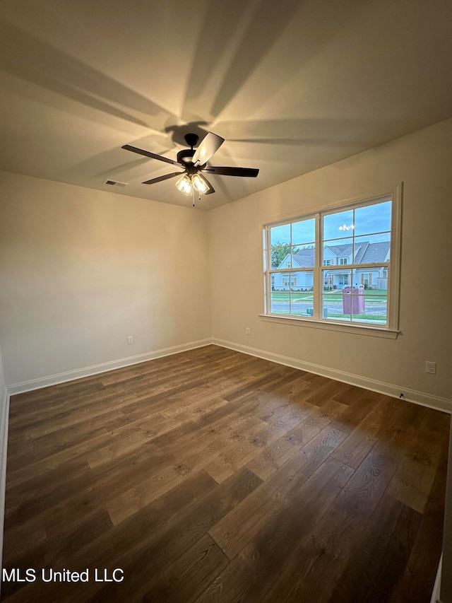 empty room featuring dark hardwood / wood-style floors and ceiling fan