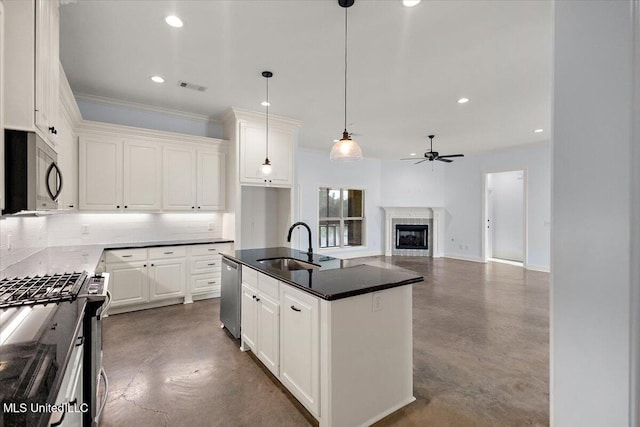 104 Glenwild Trl, Canton, MS 39046 - kitchen featuring appliances with stainless steel finishes, concrete floors, tasteful backsplash, ceiling fan, and ornamental molding