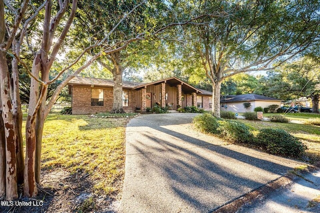 single story home with a front yard