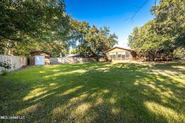 view of yard featuring a shed