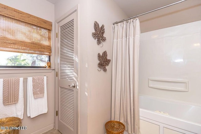 bathroom featuring shower / bath combo with shower curtain