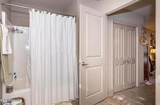 bathroom with shower / tub combo