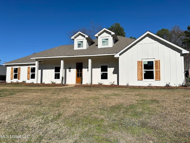 view of front of home featuring a front yard