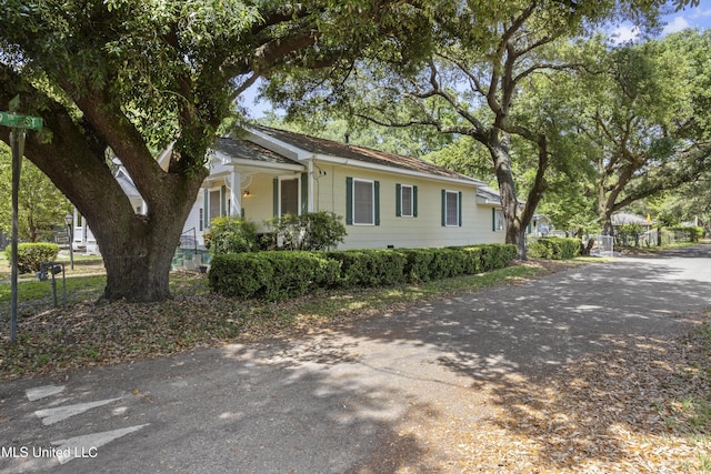 2900 7th Ave, Gulfport, MS 39501 - view of front of home with asphalt driveway and a porch