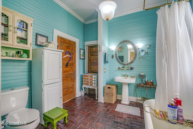 full bathroom with toilet, crown molding, shower / bath combo with shower curtain, and sink