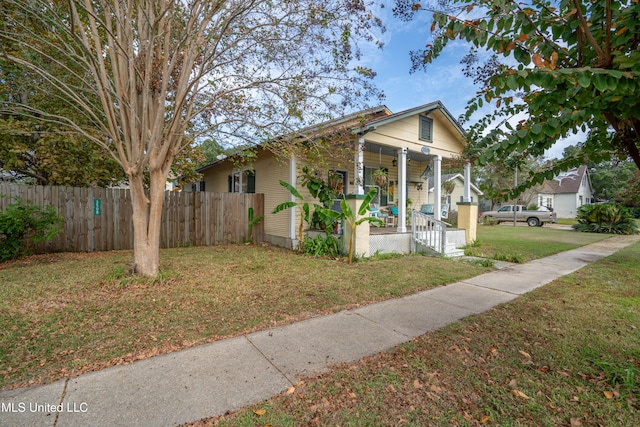 bungalow-style home featuring a front lawn and a porch