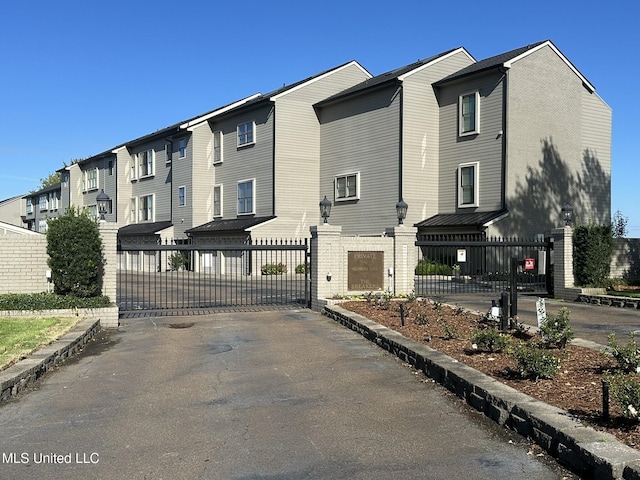 65 Breakers Ln, Ridgeland, MS 39157 - view of front of property with a residential view and a gate