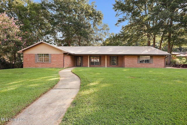 ranch-style house featuring a front yard