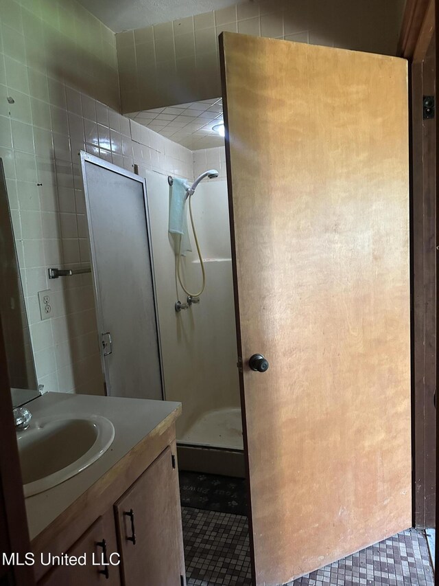 25 Oak Creek Pl, Jackson, MS 39211 - bathroom featuring a stall shower and vanity