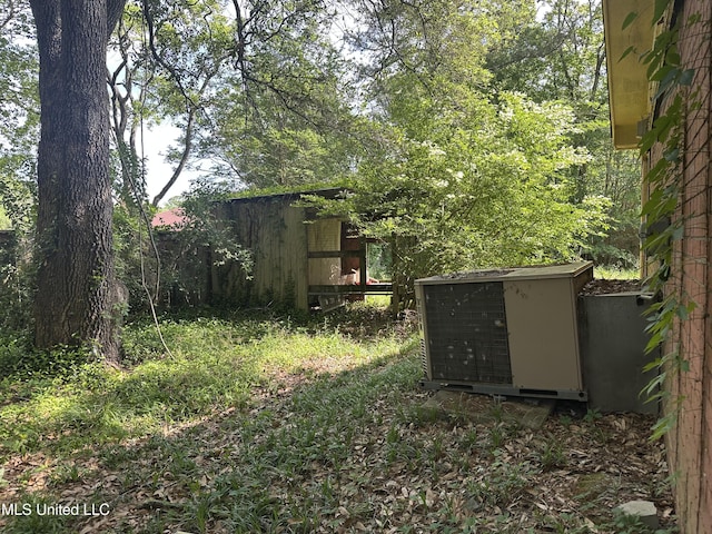 25 Oak Creek Pl, Jackson, MS 39211 - view of yard featuring a storage shed