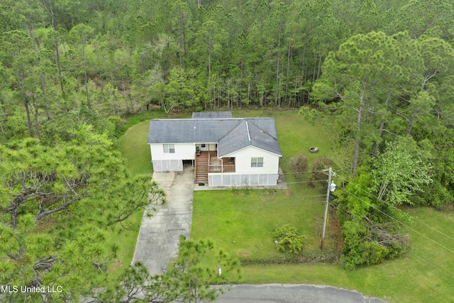 bird's eye view featuring a wooded view