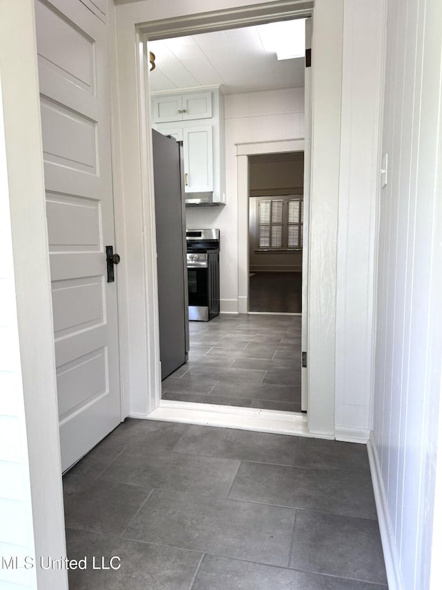 902 Washington St, Natchez, MS 39120 - hall featuring baseboards