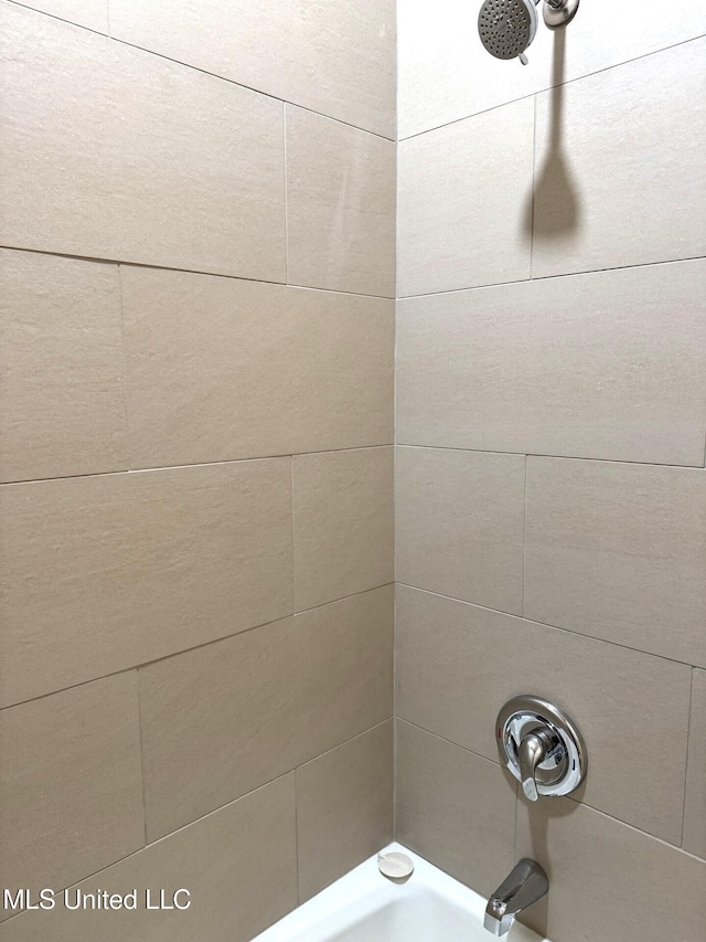 902 Washington St, Natchez, MS 39120 - full bathroom with shower / bathtub combination