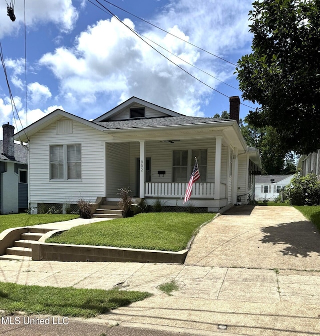 902 Washington St, Natchez, MS 39120 - bungalow-style house featuring covered porch and a front yard