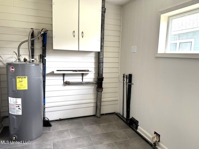 902 Washington St, Natchez, MS 39120 - utilities featuring electric water heater