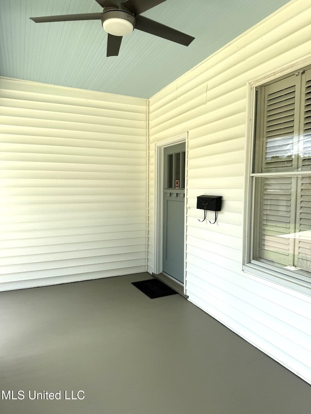 902 Washington St, Natchez, MS 39120 - property entrance featuring ceiling fan
