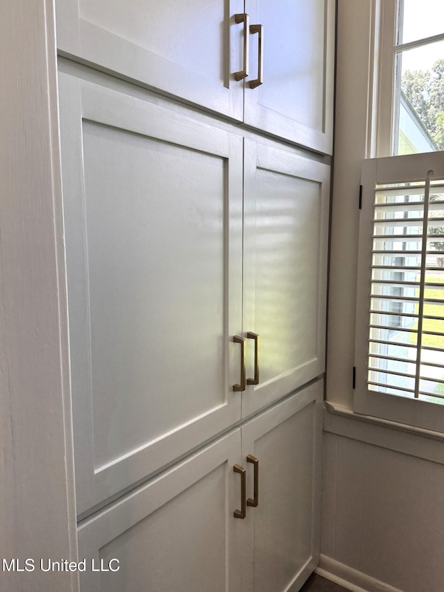902 Washington St, Natchez, MS 39120 - detailed view of a decorative wall