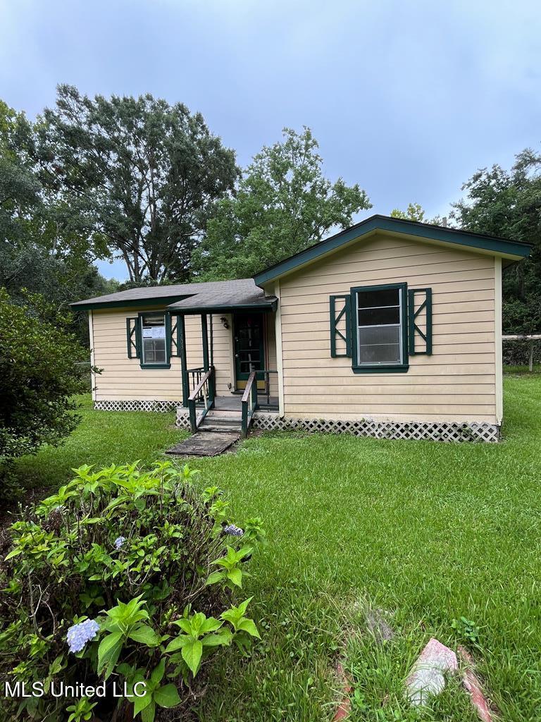 ranch-style home with a front yard