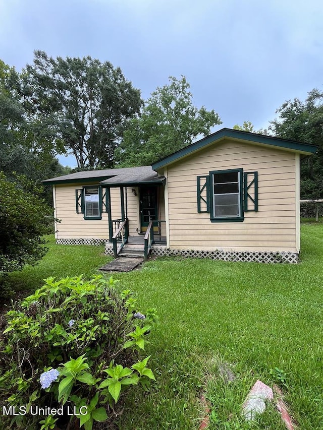 ranch-style home with a front yard