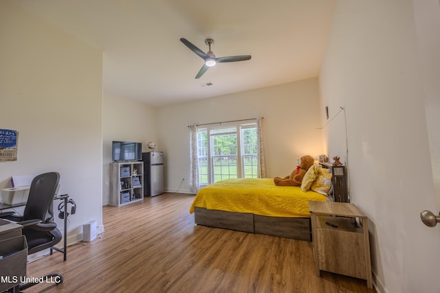 75 Dry Field Cv, Byhalia, MS 38611 - bedroom featuring freestanding refrigerator, wood finished floors, a desk, and a ceiling fan