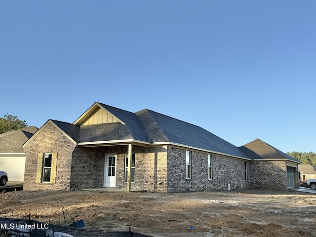 view of front of property featuring a garage