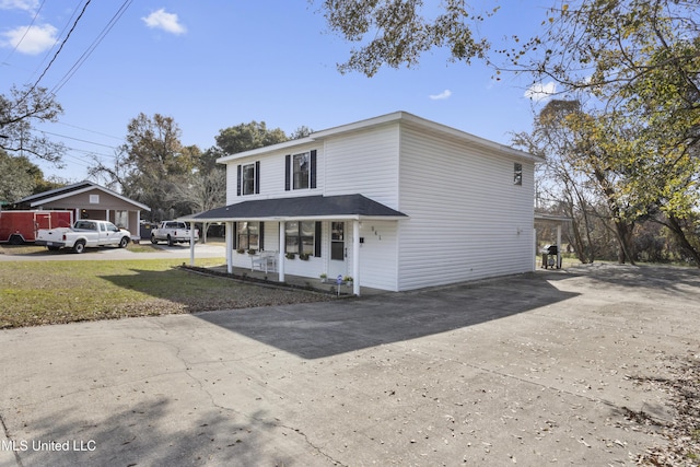 view of front facade with covered porch and a front lawn