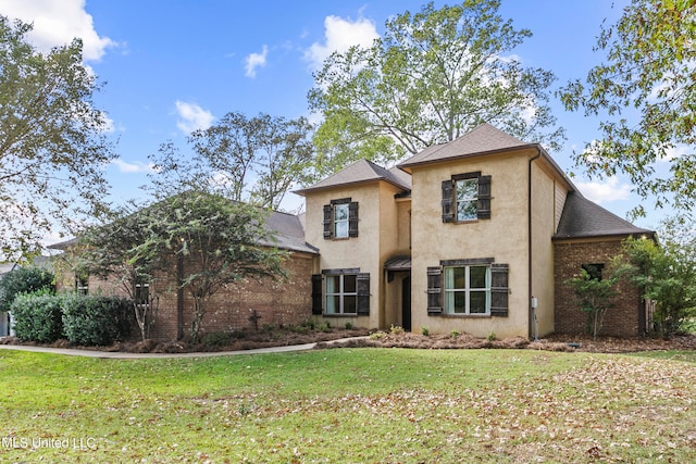 view of front of property featuring a front lawn