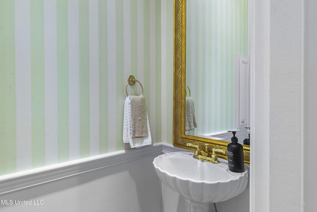 169 Pine Hill Dr, Brandon, MS 39047 - bathroom featuring wallpapered walls