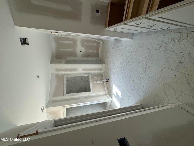 bathroom featuring decorative backsplash