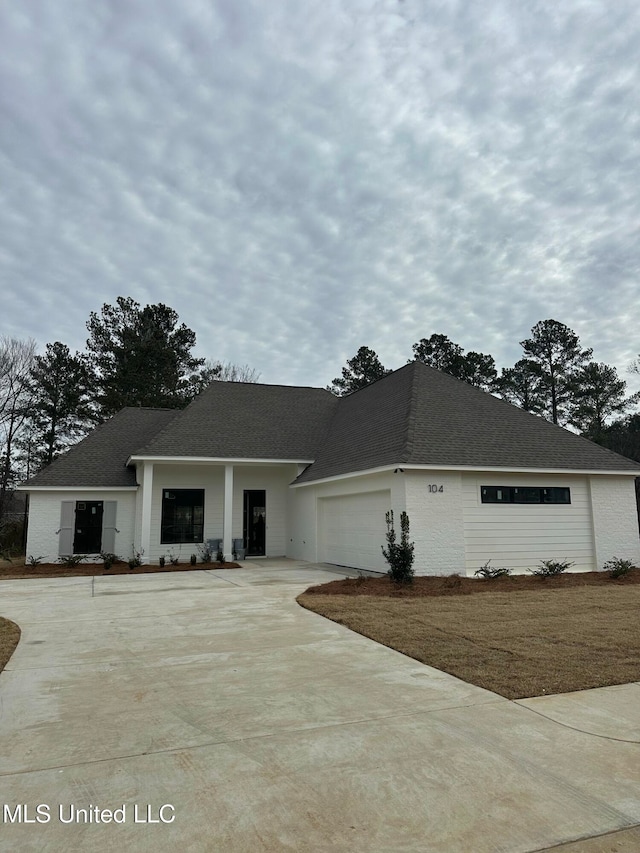 view of front facade featuring a garage