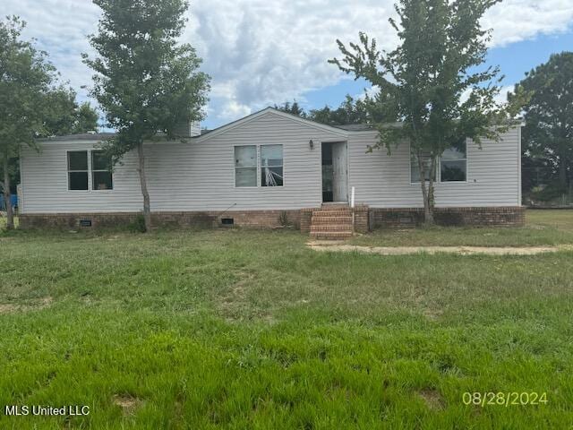 manufactured / mobile home featuring a front yard