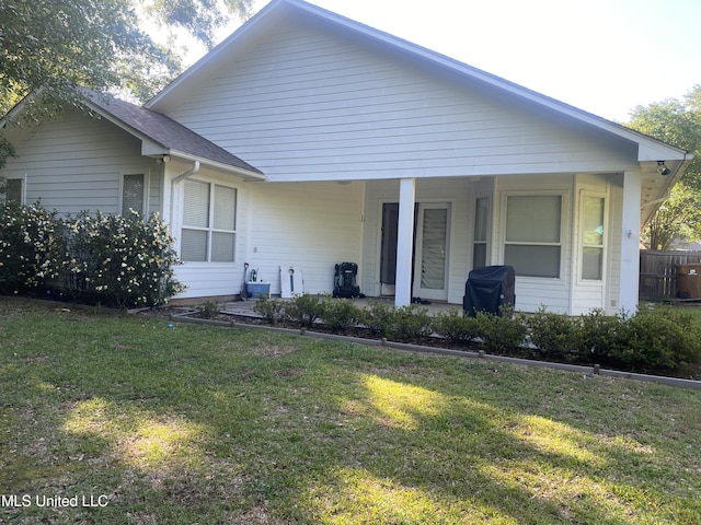 962 Glen Oaks Dr, Pass Christian, MS 39571 - bungalow-style home featuring a front yard and covered porch