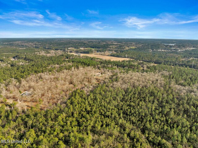 birds eye view of property featuring a forest view