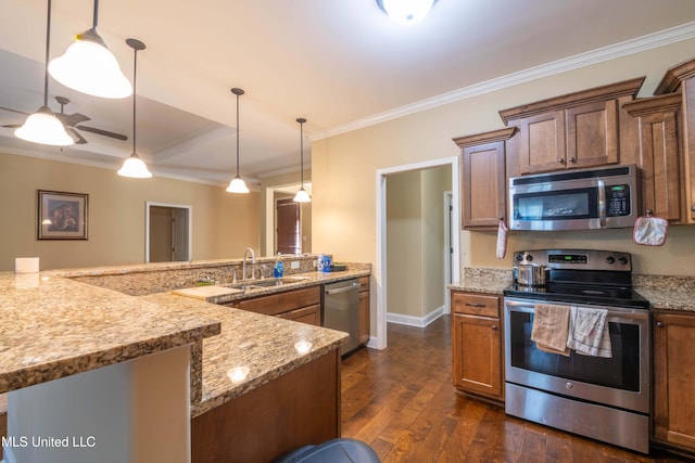 kitchen featuring a sink, stainless steel appliances, dark wood-style flooring, decorative light fixtures, and a peninsula