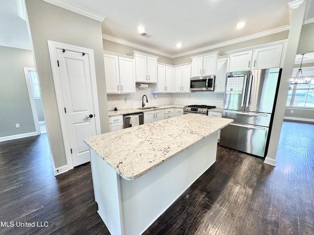 3464 Delaney Dr, Nesbit, MS 38651 - kitchen with stainless steel appliances, a sink, dark wood finished floors, a center island, and baseboards