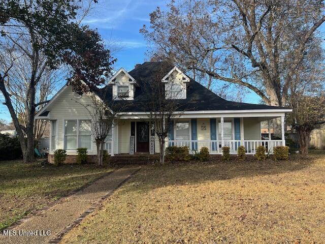 view of front of house featuring a front lawn