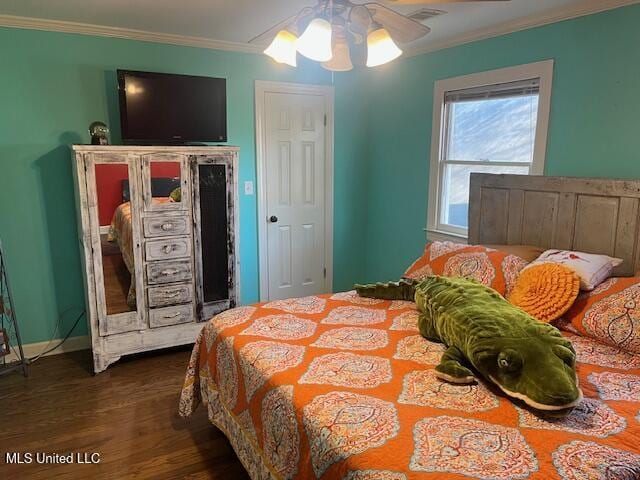 bedroom featuring ceiling fan, dark hardwood / wood-style floors, and ornamental molding