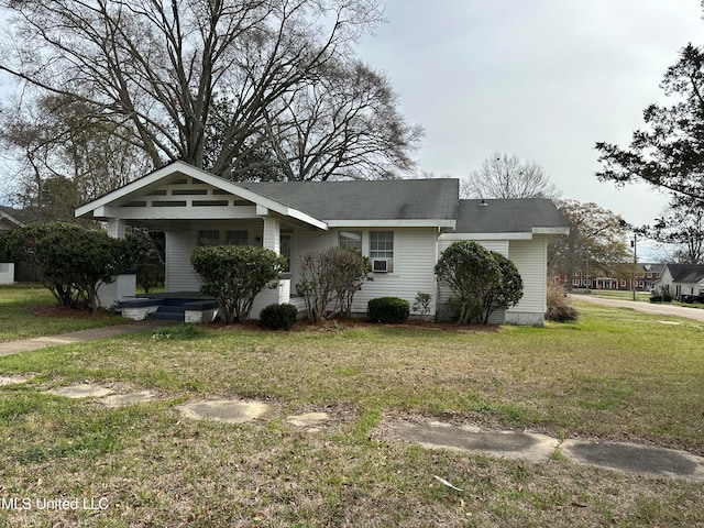 view of front of property featuring a front lawn