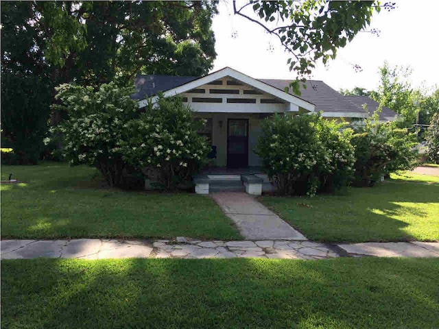 view of front facade featuring a front lawn