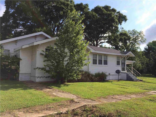 exterior space featuring a front yard