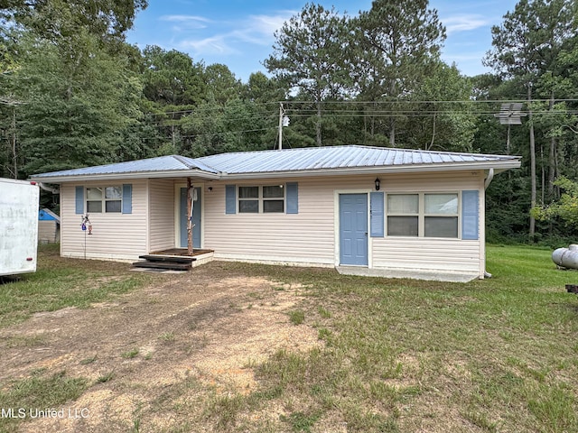 view of front of home featuring a front lawn