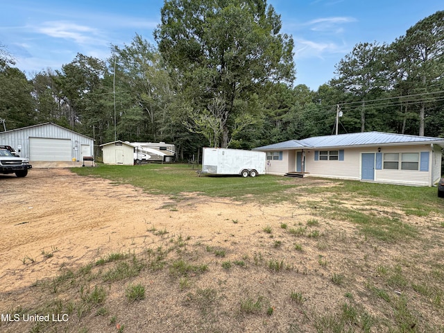 view of yard featuring an outdoor structure and a garage