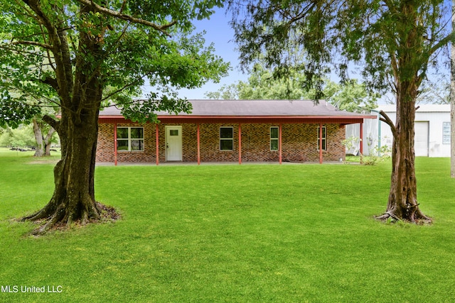 view of front of home featuring a front yard