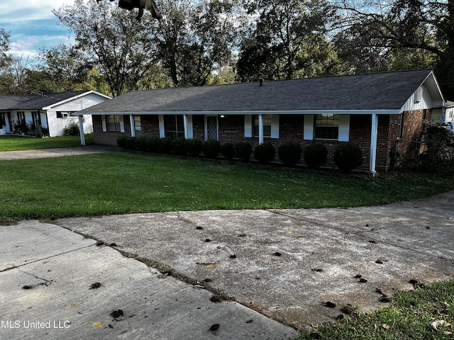 ranch-style home featuring a front lawn