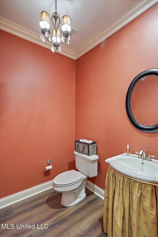 611 Berridge Dr, Ridgeland, MS 39157 - bathroom with wood finished floors, a chandelier, crown molding, toilet, and baseboards