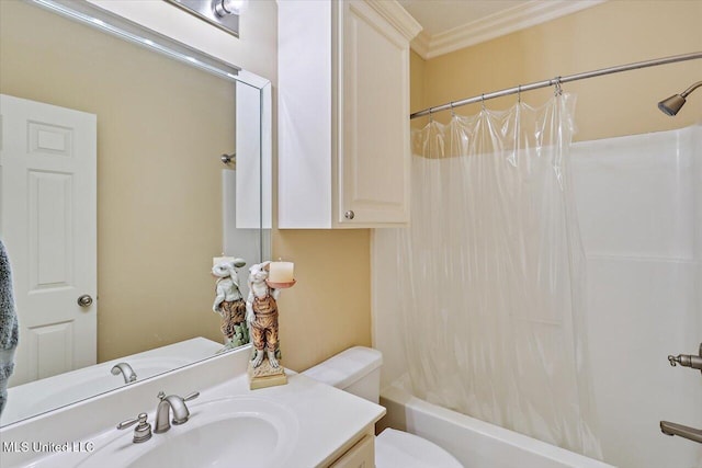 611 Berridge Dr, Ridgeland, MS 39157 - full bathroom with crown molding, toilet, vanity, and shower / bath combination with curtain