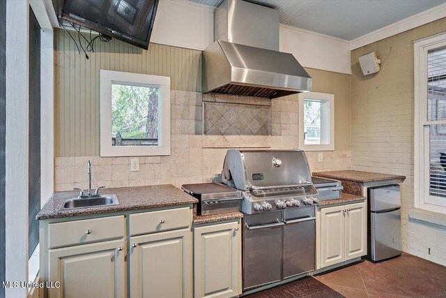 611 Berridge Dr, Ridgeland, MS 39157 - kitchen with wall chimney range hood, refrigerator, a sink, decorative backsplash, and white cabinetry