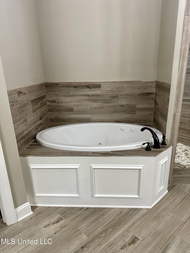 4049 Courtyard Dr, Southaven, MS 38671 - bathroom featuring a jetted tub
