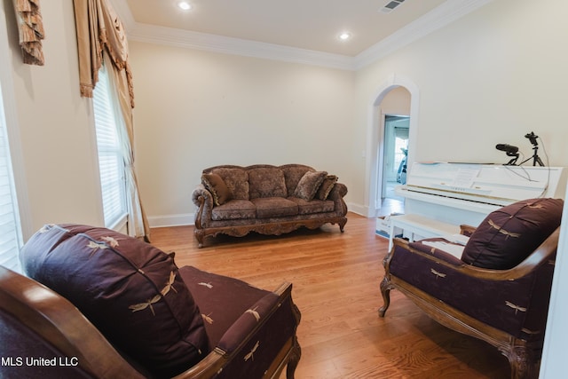 104 Overbrook Hl, Ridgeland, MS 39157 - living area with arched walkways, crown molding, light wood-style floors, and recessed lighting